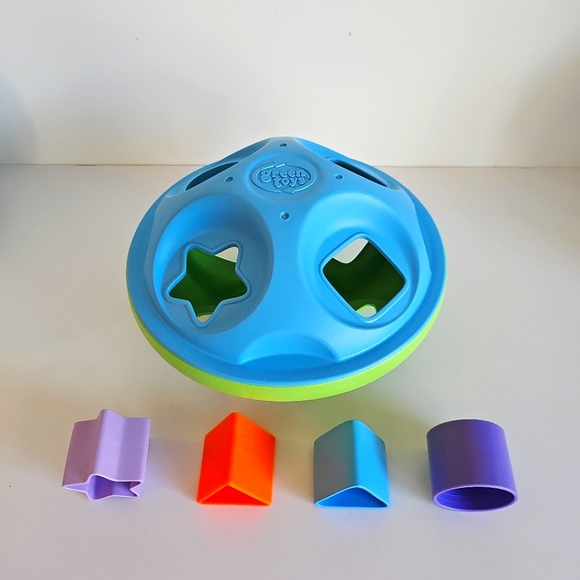 The Green Toys Shape Sorter, 1 star, 2 triangles, 1 circle, no square - Picture 5 of 8